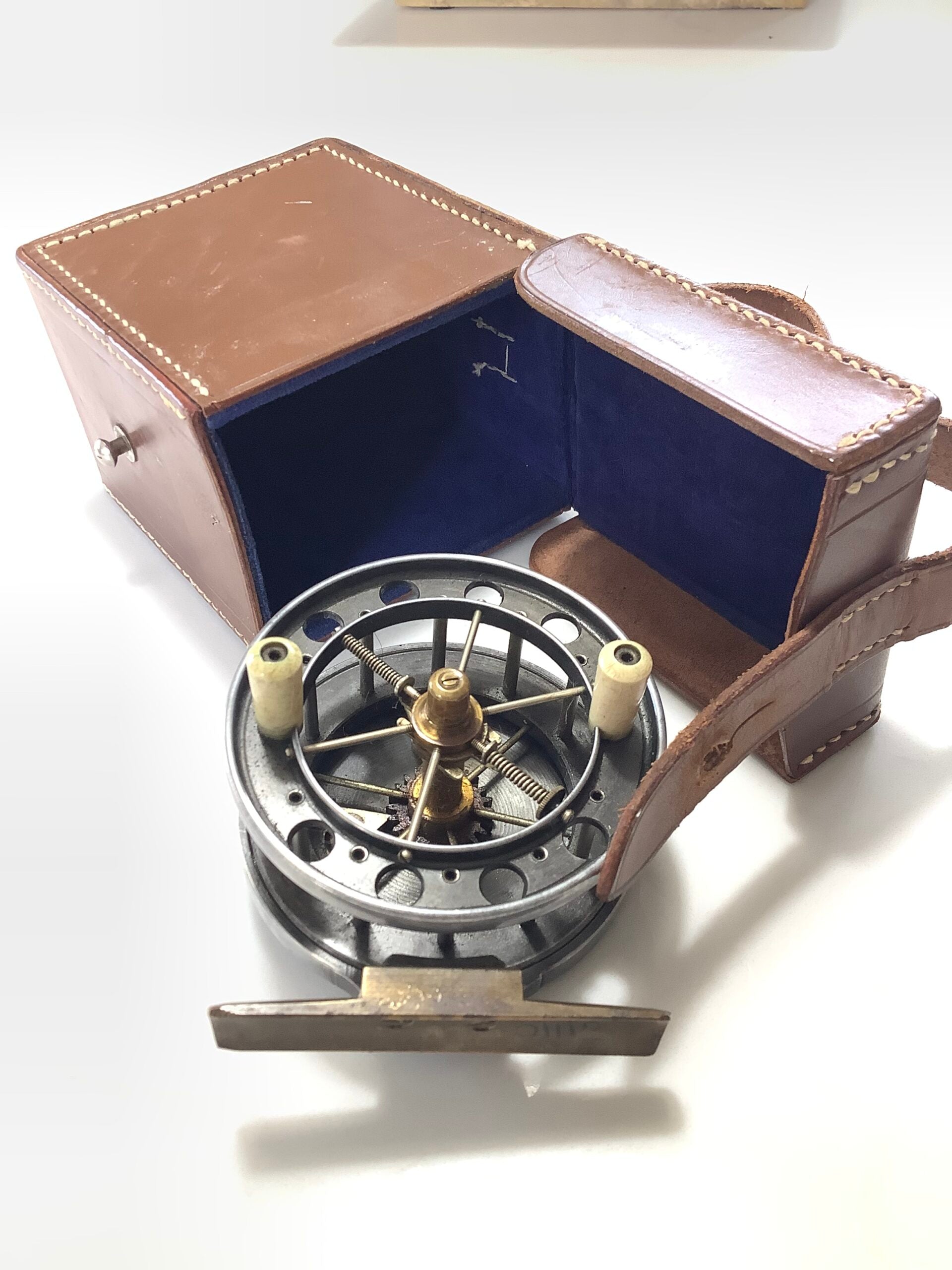 Allcock Co 3” Ventilated Aerial Centrepin with Leather Case
