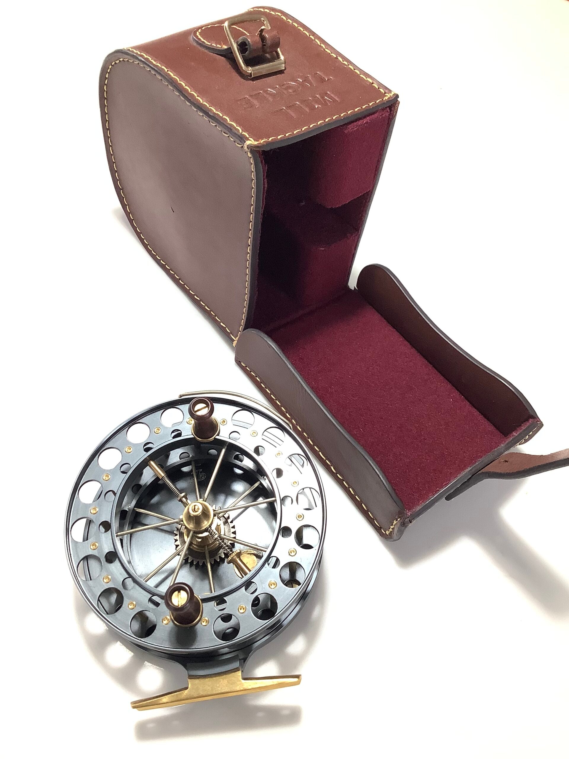 GARRY MILLS “ MILLSTREAM “ Centrepin with Block Leather Case