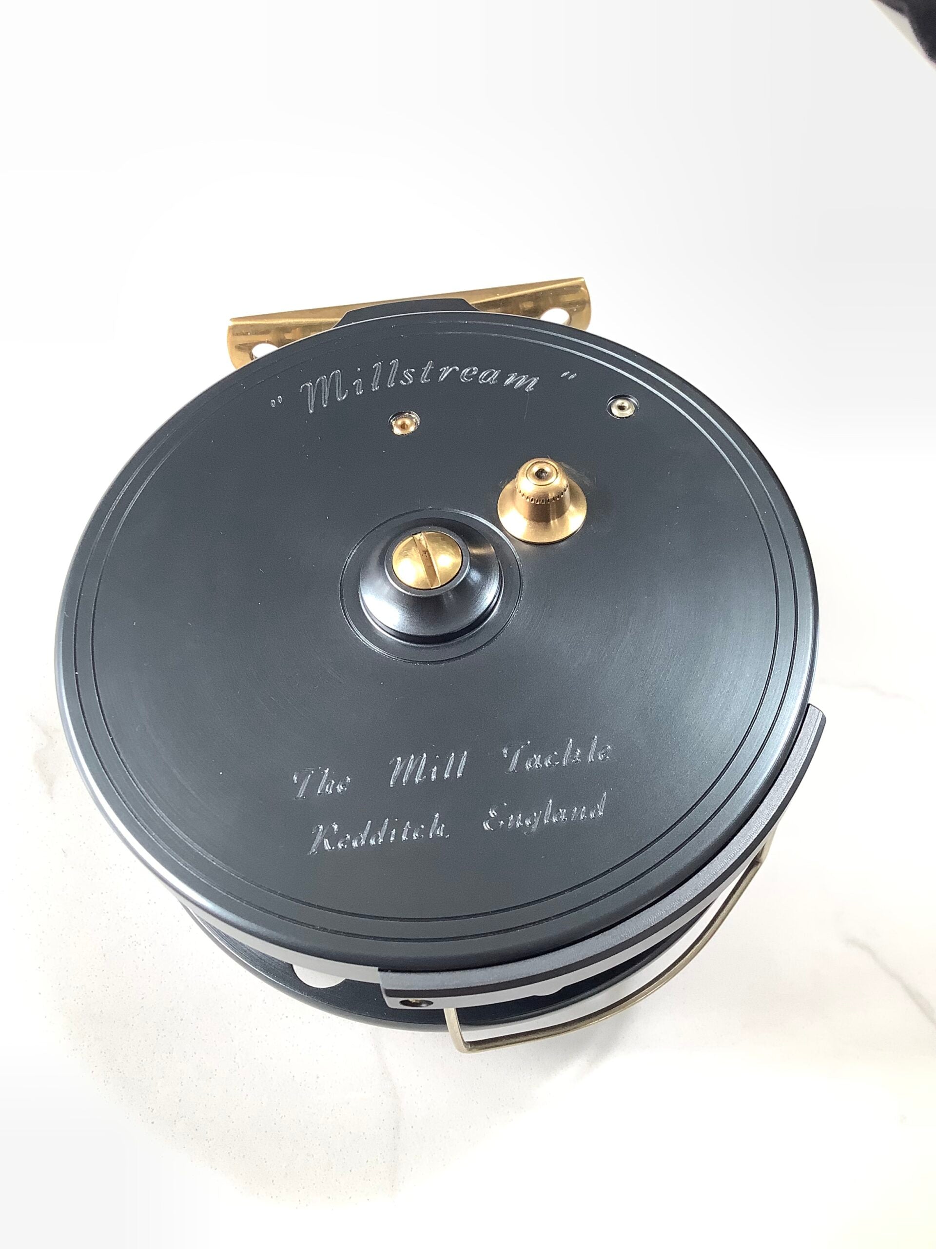 GARRY MILLS “ MILLSTREAM “ Centrepin with Block Leather Case