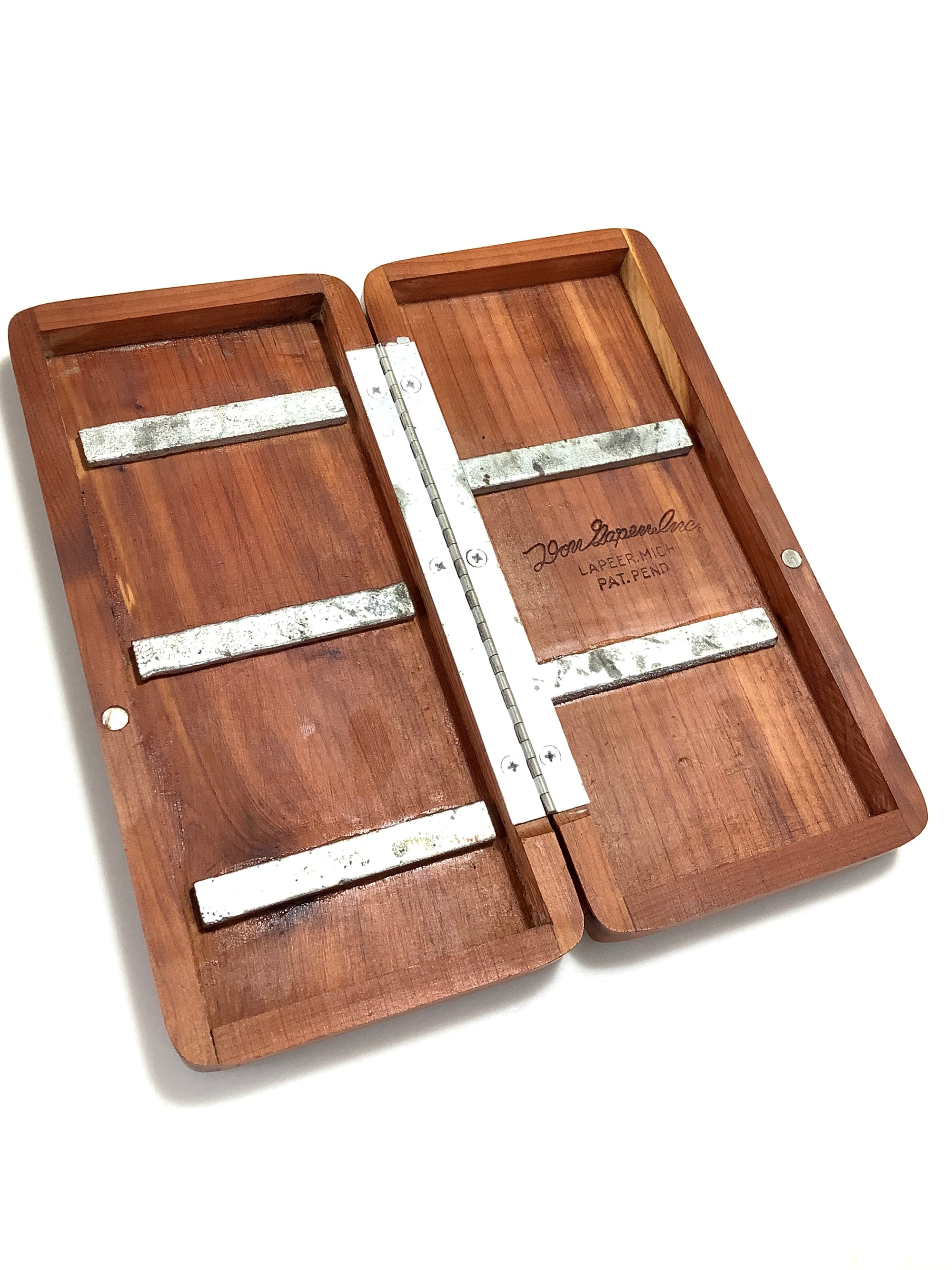 Very Rare DON GAPEN Solid RED CEDAR wood Magnetic Fly Box